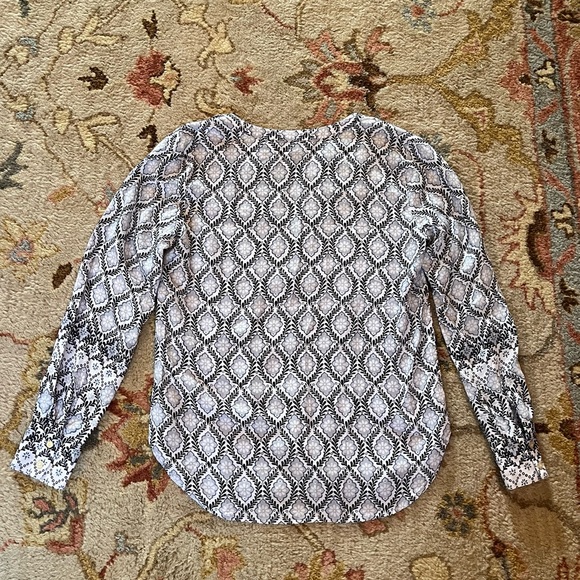 LOFT v-neck top - Picture 2 of 10